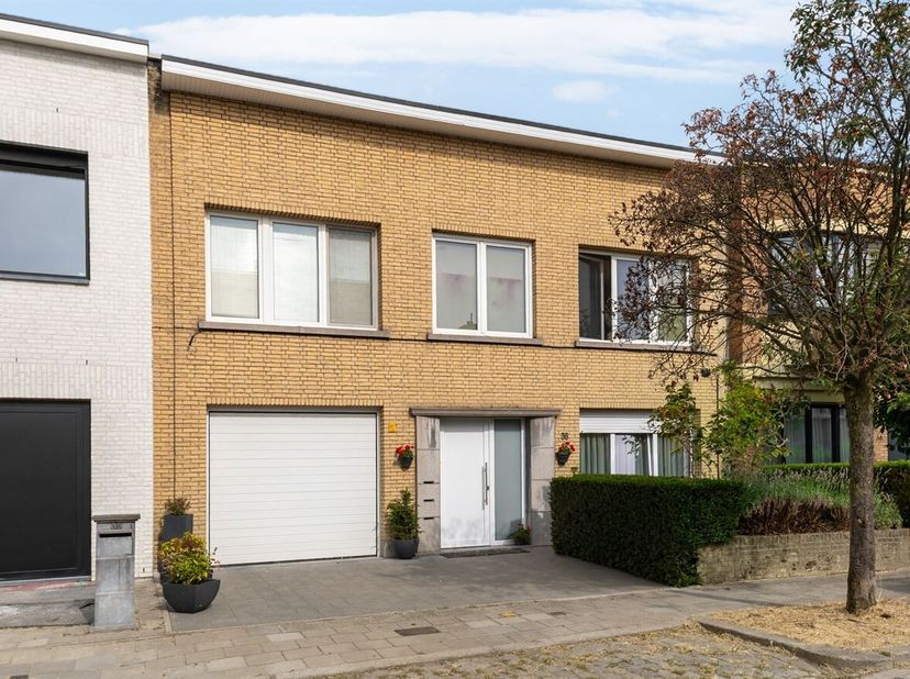 Situation : Cet immeuble de rapport est situé au 36 de la Luchtvaartstraat à Borgerhout, un emplacement central et facilement accessible, à proximité