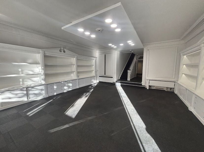 Handelspand van ca. 280 m² te huur in het centrum van Kortrijk. Gelegen tussen het Schouwburgplein en de Grote Markt.<br />
Indeling: <br />
Gelijkvlo