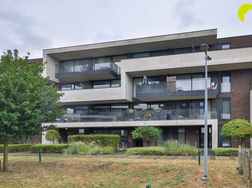 Graag stellen wij u dit instapklare en lichtrijke gelijkvloers appartement van 82 m² voor, gelegen in de stijlvolle en recente residentie The Mills. M