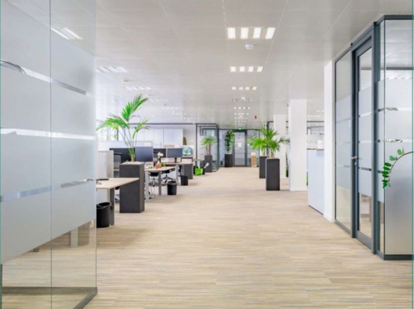 Te huur: moderne kantoren van 821m&amp;sup2; op de 3e verdieping in een prachtig gebouw. Inclusief parkeerplaatsen.<br />
Gelegen aan Place Communale 8, 1