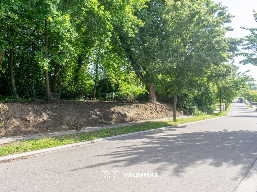 VALIMMAS verkoopt deze prachtig gelegen bouwgrond voor een alleenstaande villa...   <br />
<br />
Cfr. BPA “Centrum” en verkavelingsvergunning dd 09/0