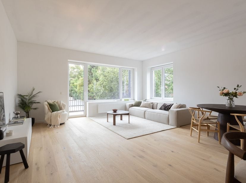 In de Veurnestraat te De Panne vinden we dit ruim en lichtrijk appartement (101 m²) met zongerichte terras (5 m²) te koop. Het appartement werd volled