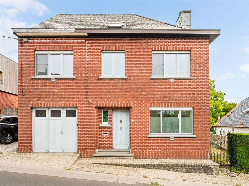 Ruime woning met garage, tuin en tal van mogelijkheden aan de Valkenberg in Brakel.<br />
Op een gegeerde locatie in Brakel, aan de bekende Valkenberg