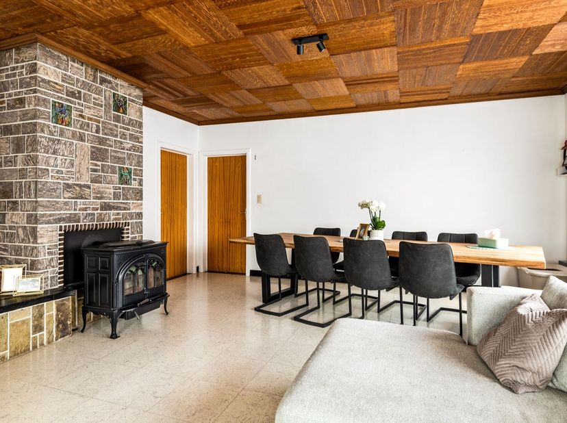 Deze charmante en instapklare open bebouwing in Lokeren is gelegen op een ruim perceel van 13a 87ca en combineert comfort, ruimte en functionaliteit.