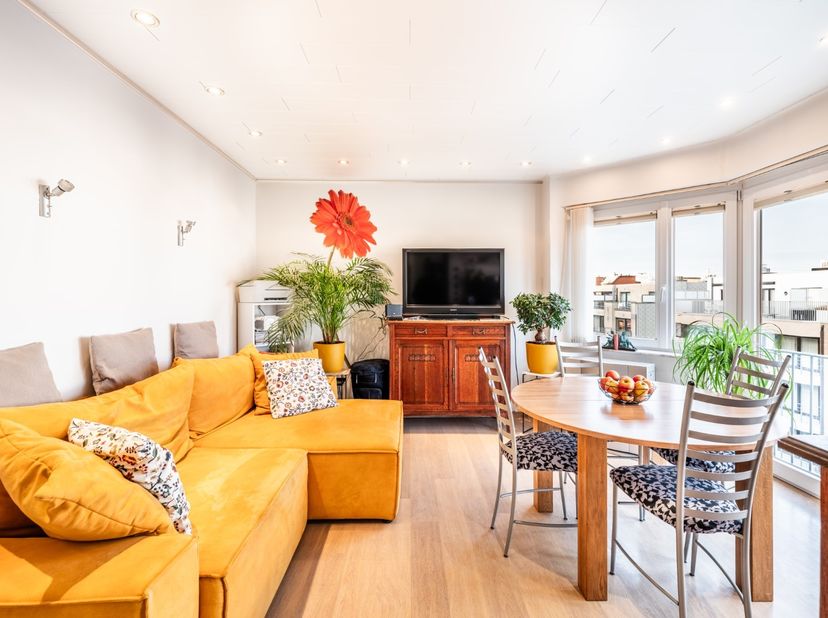Gerenoveerd appartement met een slaapkamer te koop op de vierde verdieping van de residentie Porto Rico. Het pand geniet van een centrale, doch rustig