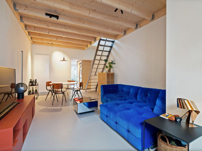 Cette charmante maison de ville, située dans une rue calme à proximité d'un parc de jeux, a été récemment rénovée et offre une expérience de vie parti