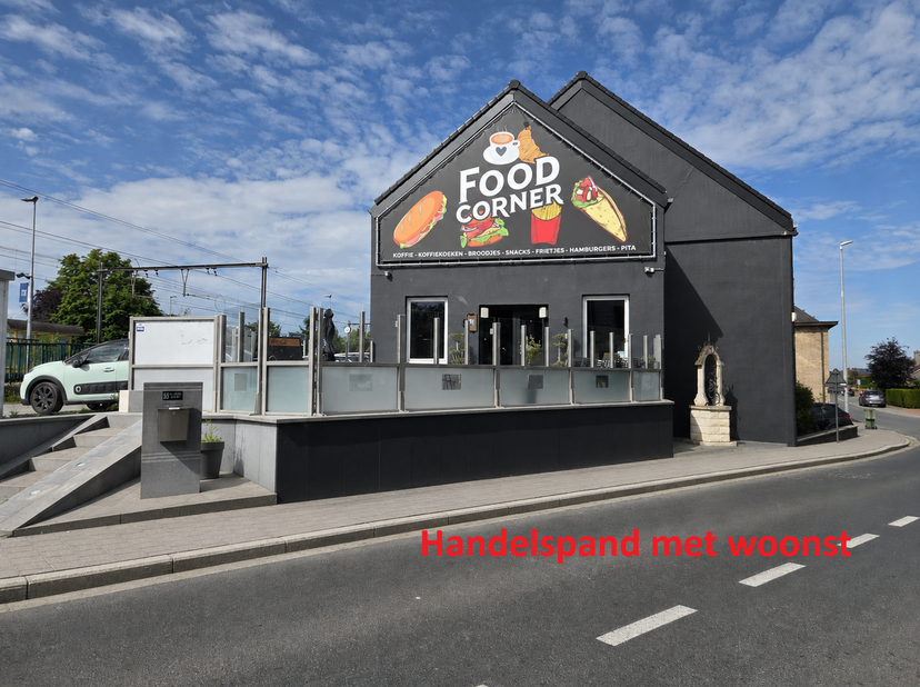 TE KOOP – Handelspand met woonst op toplocatie in Zandbergen<br />
Bent u op zoek naar een veelzijdig handelspand met woonst en tal van mogelijkheden?