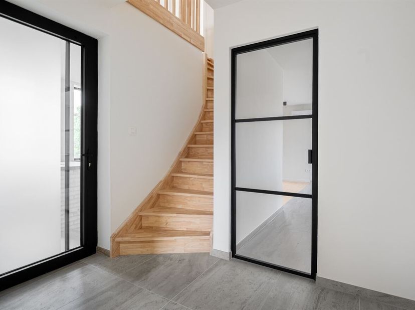 Ruim duplexappartement met 4 slaapkamers, eigen tuin en terras, EPC A en autostaanplaats op een uitstekende locatie in Landen. Aankoop aan 6% btw is m