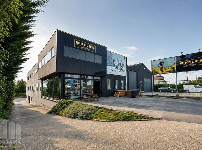 Ontdek dit alleenstaande bedrijfsgebouw op een strategische ligging langs de Bergensesteenweg te Lot. Dankzij de nabijheid van de E19 en de R0 geniet
