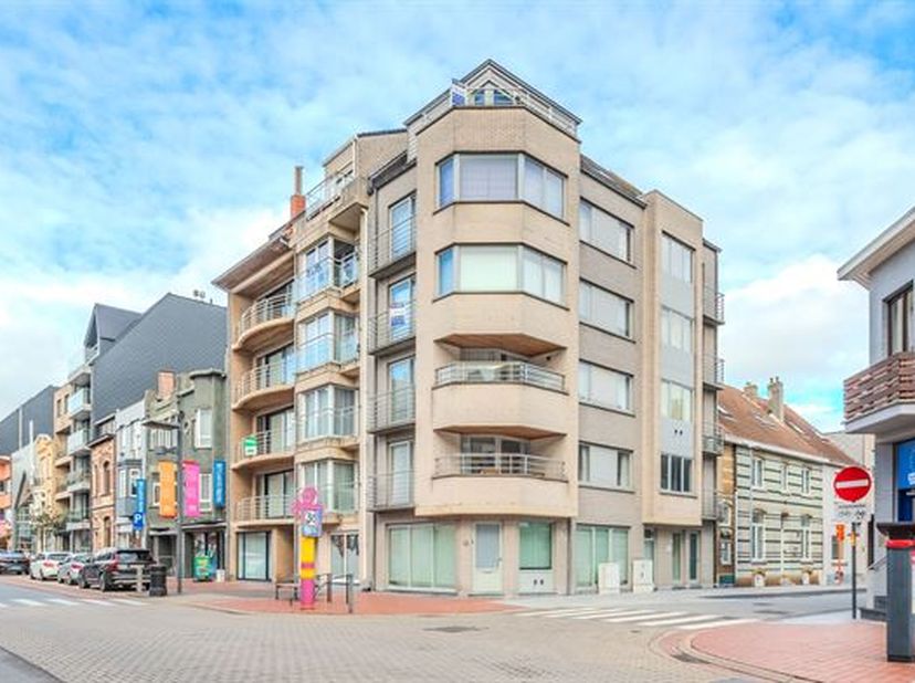 Welkom in dit elegante appartement gelegen in het hartje van Middelkerke, een modern en energieefficiënt pand met een uitstekende ligging op het markt