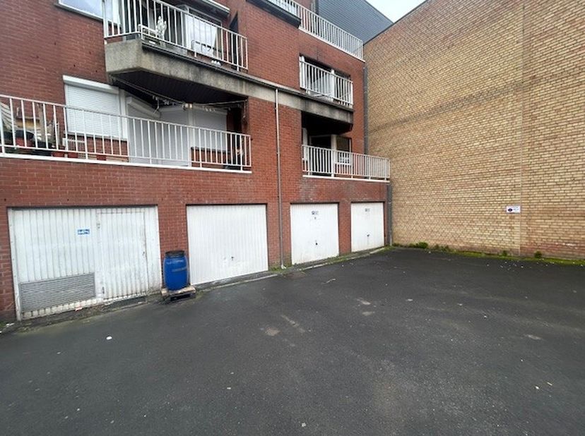 Roeselare - Garage te koop in centrum RoeselareAutomatische poortAfmetingen 5,8 diep op 2,7 breed Elektrische poortcentrum Roeselare op 50 meter van h