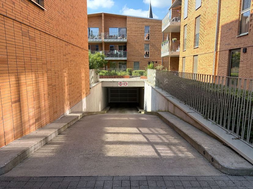 Te koop: ondergrondse autostaanplaats (parkingnummer 31) in de recente Residentie Oase te Wilsele (Leuven). Deze privatieve staanplaats bevindt zich i