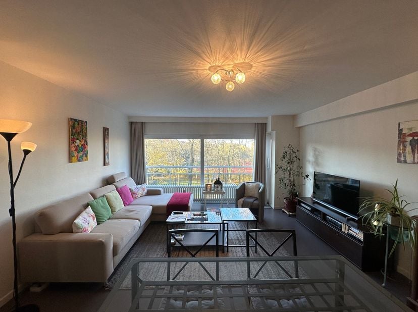 Dit lichtrijke appartement, gelegen in de Leffingestraat, biedt een aangename en praktische woonomgeving. Bij het binnenkomen komt u terecht in een ru