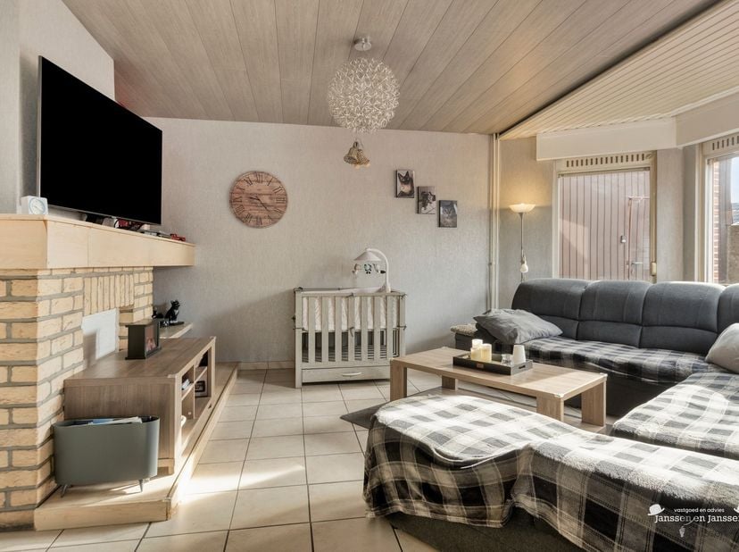 Deze verzorgde en ruime gezinswoning met maar liefst 228 m² bewoonbare oppervlakte is gelegen op een perceel van 5 are 25 centiare, nabij het centrum