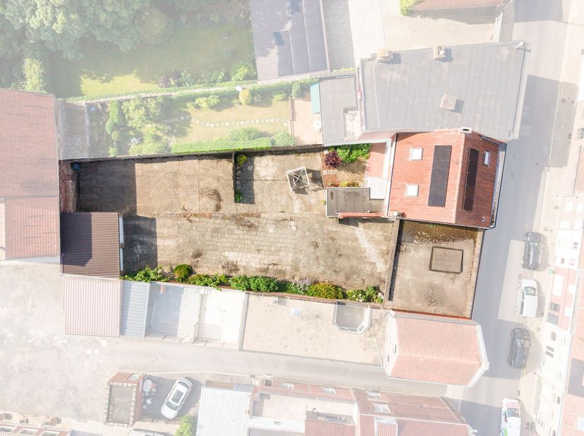 Bent u op zoek naar ruimte in overvloed? Deze woning combineert een royale bewoonbare oppervlakte van 260 m² met zes slaapkamers, een inpandige garage