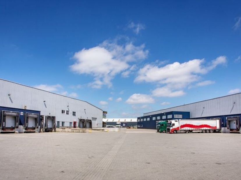 Dit logistieke complex aan de Geleegweg 1 in Wilrijk biedt een combinatie van opslagen uitstekende bereikbaarheid. Gelegen langs de A12, aan de rand v