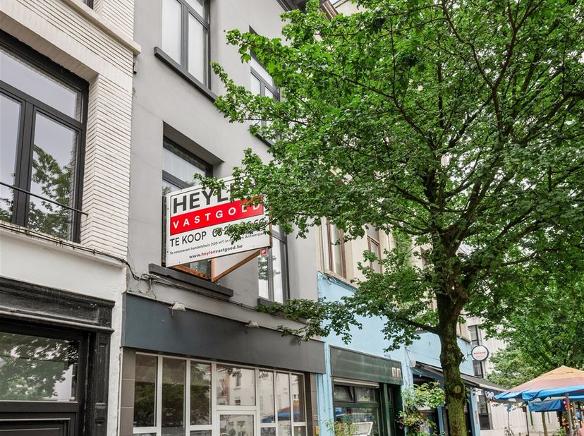 Handelshuis met vier slaapkamers te koop in Antwerpen!<br />
<br />
Ligging:<br />
Dit handelshuis is strategisch gelegen in een commerciële buurt