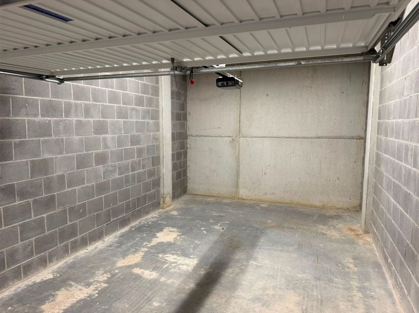 Idéalement situé à Pettendonk, à l'intérieur des remparts de Lier, ce garage fermé se trouve dans un parking souterrain.<br />
<br />
Facilement acces