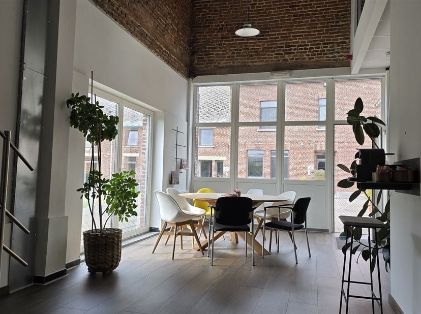Ontdek deze instapklare kantoren van 20 m² in een gezellig bedrijvencentrum te Herent. Gelegen op de eerste verdieping en gelijkvloers van een kleinsc
