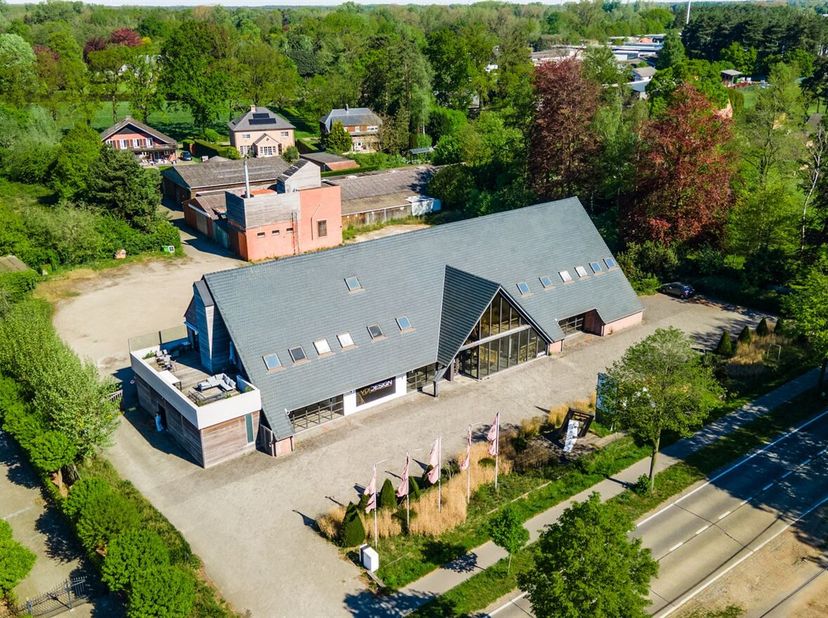 Vaste bâtiment industriel (env. 1 070 m²) avec un appartement en duplex unique (env. 231 m²) <br />
Il s'agit d'un bâtiment industriel très spacieux c