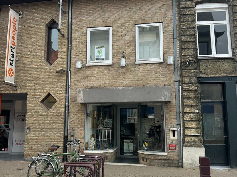 À louer: commerce fermé situé rue Zuidstraat, en plein cur du centre animé de Veurne. Ce bien bénéficie dune excellente visibilité grâce à son emplace