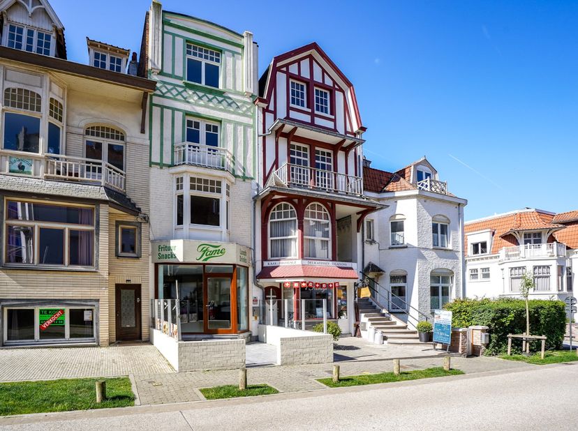Goed gelegen gebouw op 117m² te De Panne bestaande uit een handelsruimte en woonst. Dit eigendom voorzien van een prachtige gevel in cottagestijl (vak