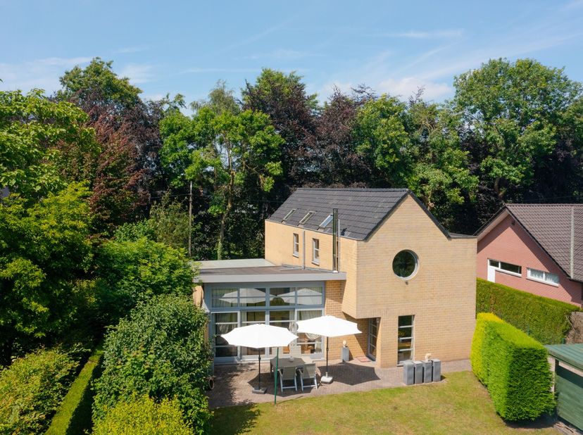 Deze postmodernistische designvilla ligt in de groene residentie-wijk 'Bergenkruis' in Destelbergen.<br />
De unieke architectuur met ronde toren, war