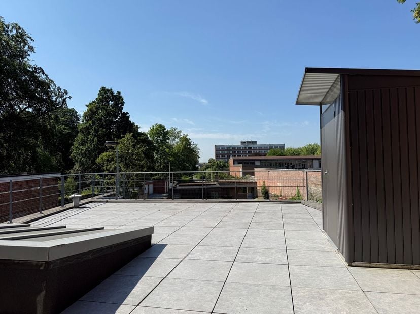 Ruim appartement met groot terras op rustige ligging in Terhagen<br />
<br />
Op de Kardinaal Cardijnstraat 27/2 te Terhagen bevindt zich dit verzor