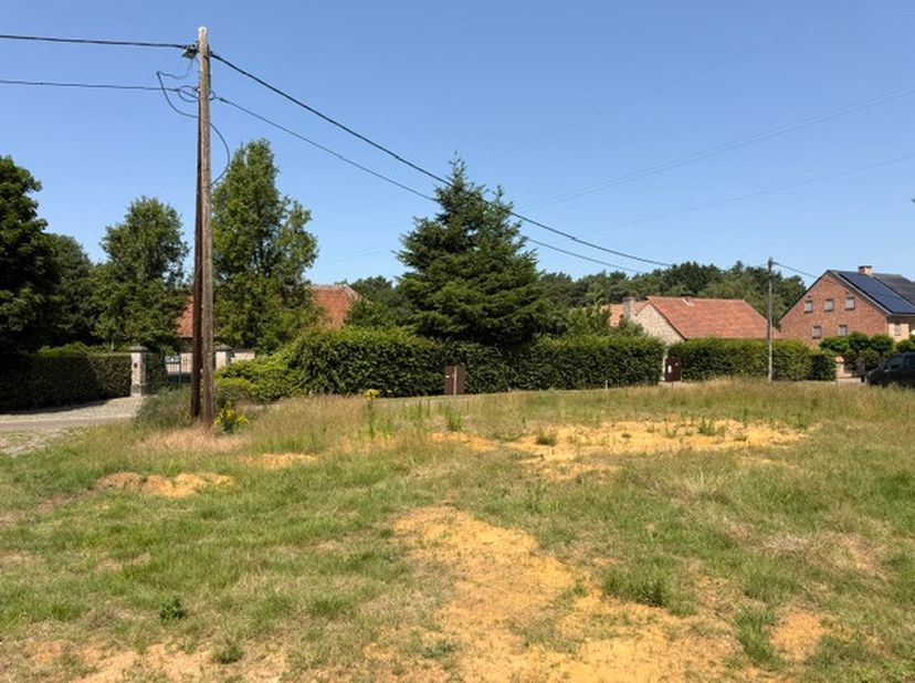 Deze bouwgrond is gelegen in de doodlopende Opperstraat in Heusden.<br />
Een uiterst groene en rustige omgeving is gegarandeerd, en dat in combinatie
