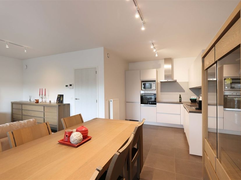 Energiezuinig appartement met ruim terras en autostaanplaats op toplocatie in Sint-Truiden<br />
<br />
Omgeving:<br />
+ Gelegen in een rustige en