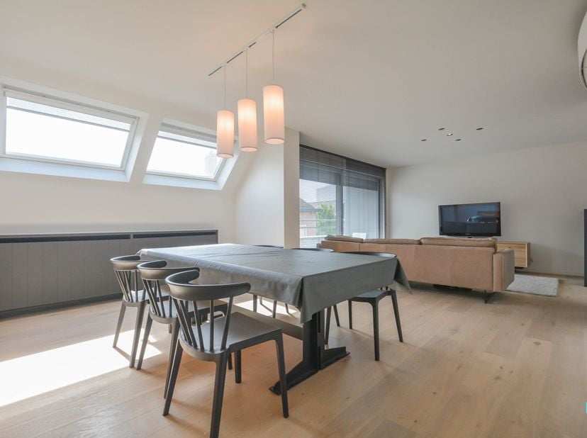 Ontdek dit ruim, energiezuinig appartement met twee slaapkamers gelegen op de tweede verdieping van residentie 'De blauwe reiger'. Dit zéér goed onder