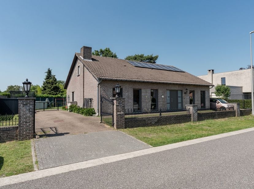 Deze gelijkvloerse gezinswoning met erg praktische indeling op uiterst aangename ligging! De woning beschikt over 4 slaapkamers doordat de garage omge