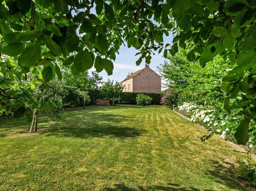 Unieke eigendom met gerenoveerde woning, vakantiewoning en bouwgrond<br />
In het rustige Gingelom bevindt zich deze uitzonderlijke eigendom bestaande