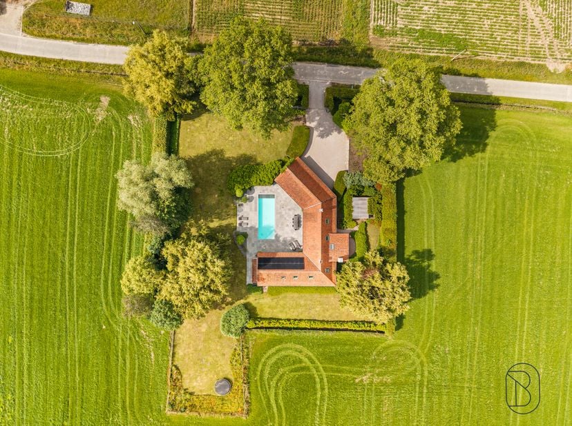Te koop: charmante hoeve met zwembad op 3500m2 in Kruisem.<br />
<br />
In het landelijke en gegeerde Kruisem bevindt zich deze prachtige hoeve op een