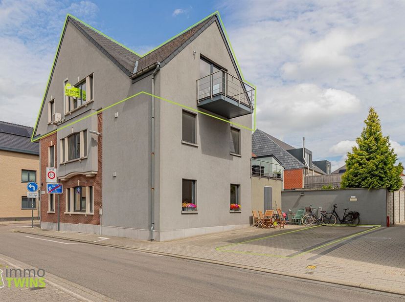 Ruim duplexappartement van 151 m² met 3 slaapkamers, terras en dubbele autostaanplaats<br />
Op een uitstekende locatie aan de stadsrand van Sint-Gill