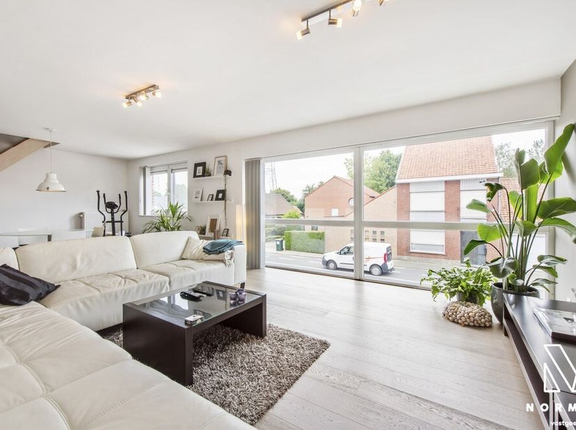 Welkom in dit duplexappartement gelegen op de eerste verdieping te Hulste.<br />
<br />
Bij het betreden van de woning kom je binnen in de inkomhal me