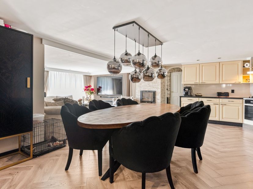 Ruime bungalow met 4 à 5 slaapkamers<br />
<br />
Ligging:<br />
Deze chalet/vakantiewoning is erg rustig gelegen in het recreatiedomein: Tulderbos