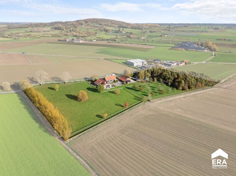 OVERNAME: Uniek eigendom in Dranouter (Heuvelland) Over de woning: In het pittoreske Dranouter, deelgemeente van Heuvelland, ontdek je deze uitzonderl