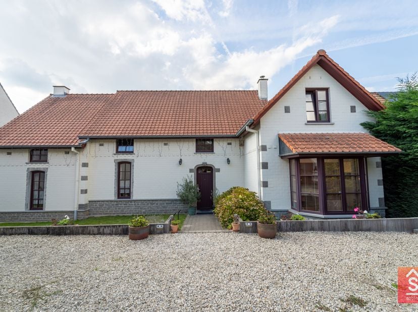 Gelegen in een rustige, groene omgeving, zal deze charmante viergevelwoning u bekoren door haar ruime volumes, helderheid en uitzonderlijk kader met e