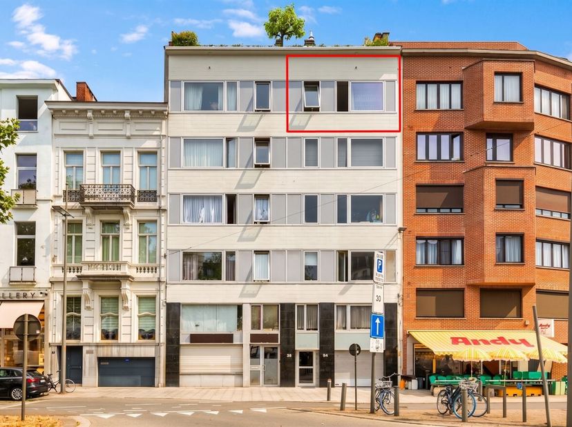 Instapklaar en ruim appartement (76m²) met 2 slaapkamers, op toplocatie te Antwerpen!<br />
Ligging:<br />
De Amerikalei ligt op de grens tussen het b