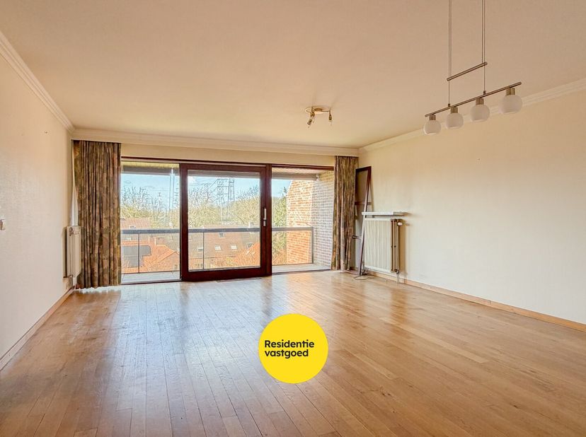 Dit zeer ruim appartement op de derde verdieping is gelegen in de gegeerde wijk Kristus Koning, nabij het Graaf Visartpark. Met een bewoonbare oppervl