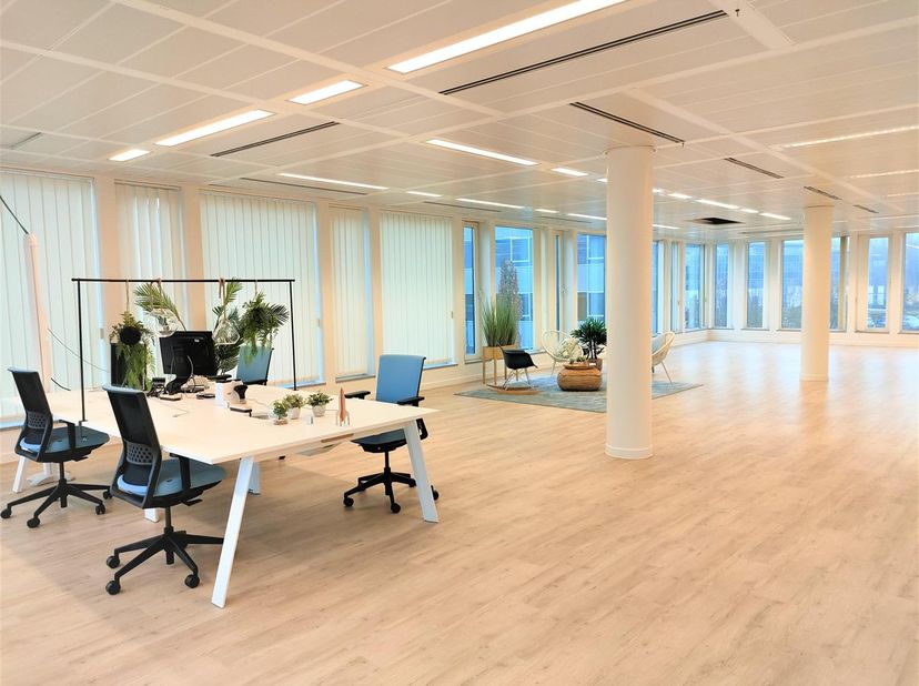 Dans le business parc de l'Alliance<br />
449 m&amp;sup2;&amp;agrave; am&amp;eacute;nager, dans un immeuble r&amp;eacute;cent, moderne et tr&amp;egrave;s bien &amp;eacute;qui