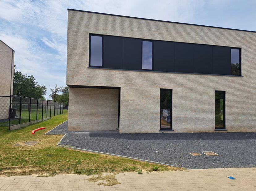 CASCO NIEUWBOUWWONING MET 3 SLPKS (LOT 10) IN MILLEN  RIEMST<br />
Centraal en groen gelegen vindt u in een recente verkaveling in Riemst (Millen) dez