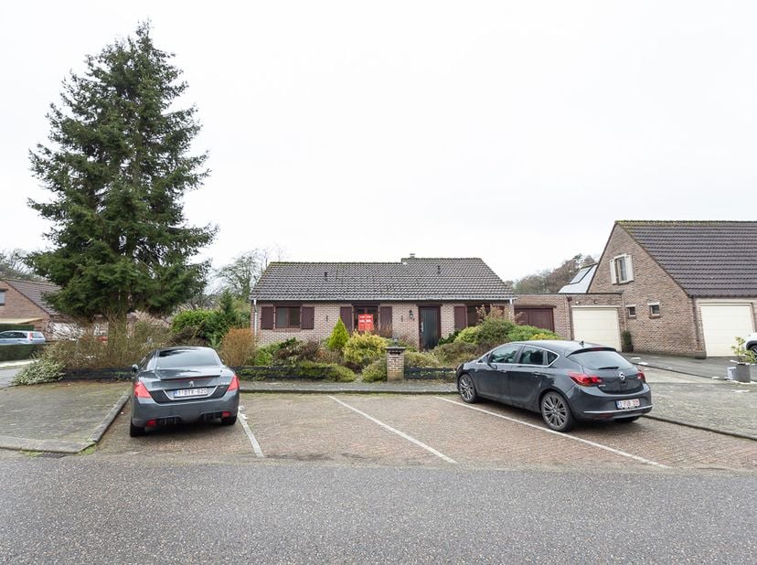 Maison située dans un quartier calme et agréable à Kapellen (garage attenant). Récemment entretenue, mais à rafraîchir (obligation de rénovation appli