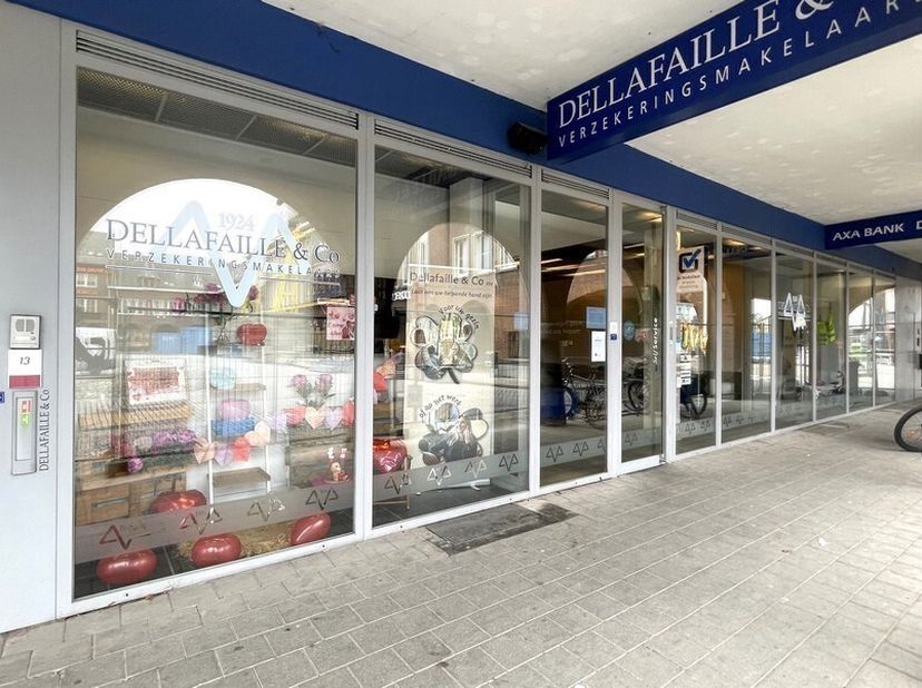 514m² handelspand, 418m² op gelijkvloers en 96m² op 1e en 2e verdieping (uitbreidbaar met 209m² naastgelegen winkel)<br />
Ligging: op marktplein in v