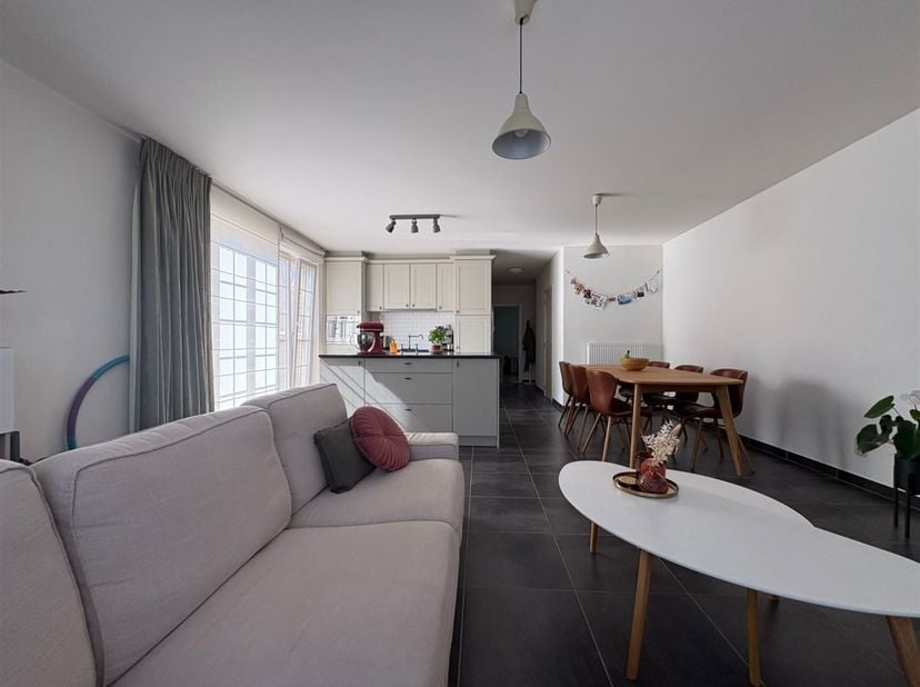 Appartement prêt à emménager avec 2 chambres, terrasse, garage fermé et place de parking souterraine <br />
<br />
Situation : Cet appartement prêt à