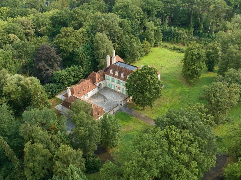 Ce château-villa unique se trouve sur un domaine privé de 2,7 hectares et offre une multitude de caractéristiques impressionnantes. L'allée longue men