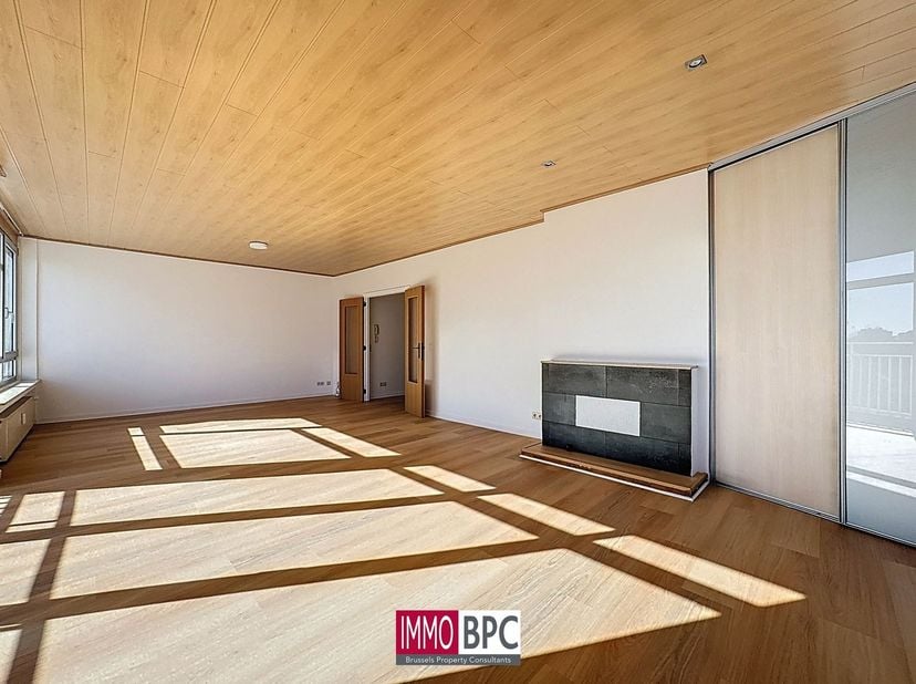 Ontdek deze prachtige penthouse van 119 m², ideaal gelegen in het hart van Ganshoren, die een zeldzame combinatie biedt van ruimte, lichtinval, comfor
