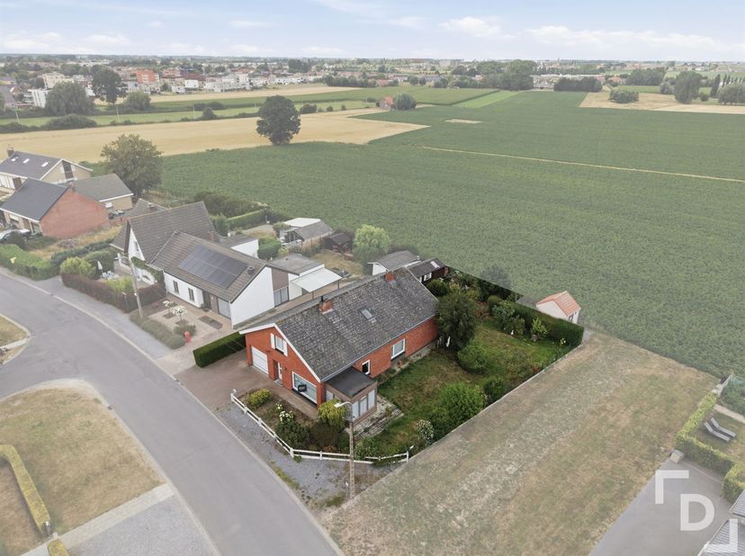 In de Oude Kortrijkstraat te Ieper vinden we deze vrijstaande, te renoveren woning.<br />
Deze woning geniet van landelijke verzichten op een perceel