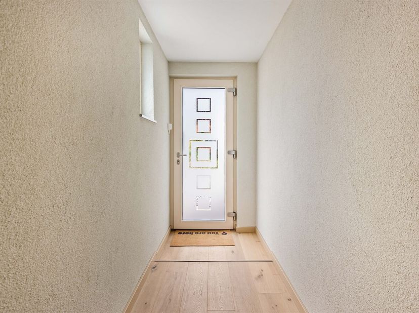 Deze woning geniet van een gunstige ligging in Tessenderlo-Ham, vlak bij de E313. Dankzij de vlotte verbindingen bereikt u eenvoudig omliggende steden